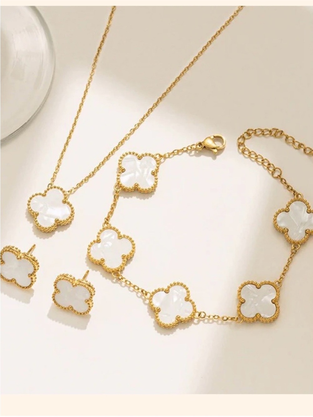 White Mother of Pearl Clover
Jewelry Set | 18K Gold Plated | 4
Leaf Clover
